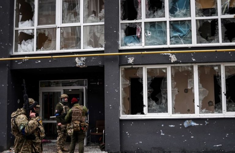 Soldații ucraineni patrulează pe o stradă din Bucha, la nord-vest de Kiev, după ce au recăpătat controlul de la forțele ruse. (Credit: RONALDO SCHEMIDT/AFP prin Getty Images)